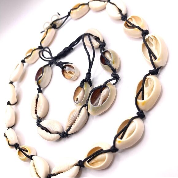 Natural cowrie shell necklace and bracelet set - Picture 2 of 3